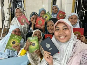 Keceriaan anak-anak Desa Polewali, Kecamatan Tellu Limpoe, Kabupaten Sidrap, saat mengikuti pembinaan mengaji dan ilmu tajwid bersama mahasiswi Sastra Arab Universitas Hasanuddin dalam program KKN Gelombang 115.